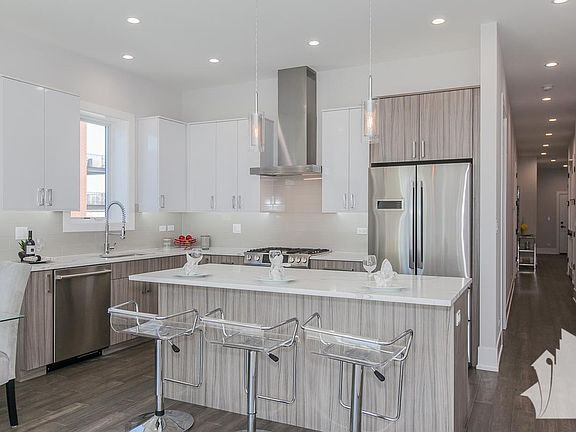 3rd image of 2860 W Belmont Ave #1W