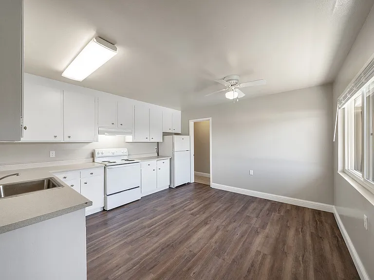 Garden Court Apartments — Photo 12