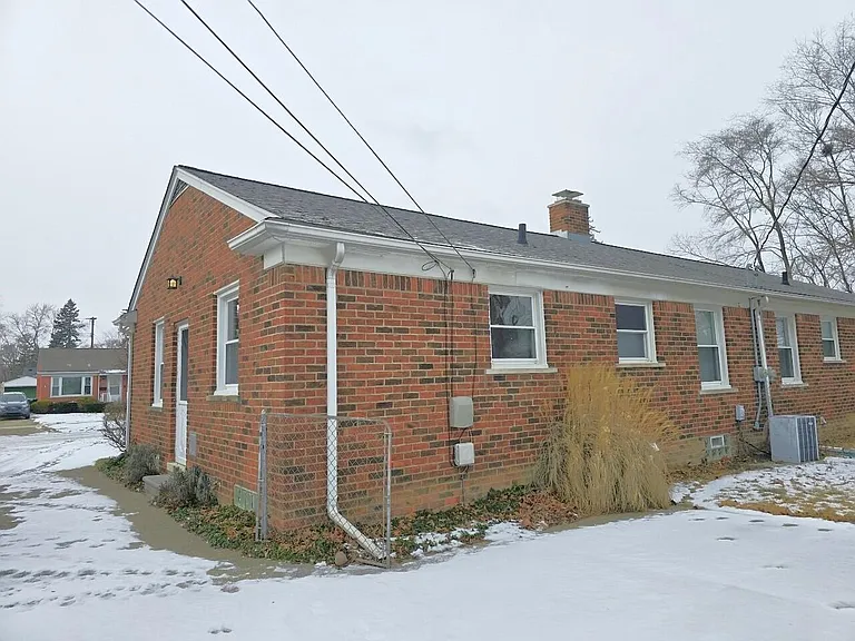 9924 Roseland St — Photo 13