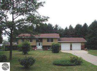 2230 E 43 1/2 Rd, Cadillac, MI 49601