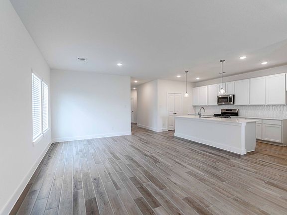 4th image of 375 Twin Lakes Blvd