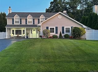 16 Sussex Ln, Lake Grove, NY 11755
