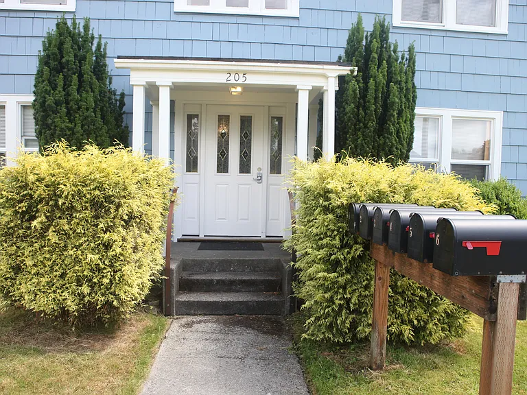205 W 2nd St #6 — Photo 30
