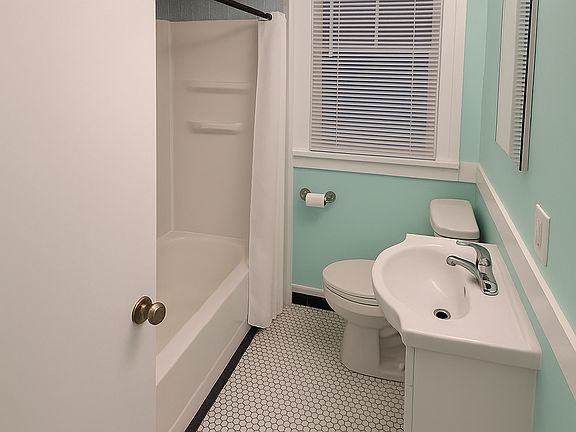 5th image of 2309 Burnside Ave