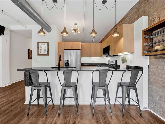 5th image of 1118 W Fulton St #202