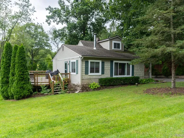 4080 England Beach Rd, White Lake, MI 48383