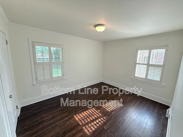 114 W College St — Photo 10