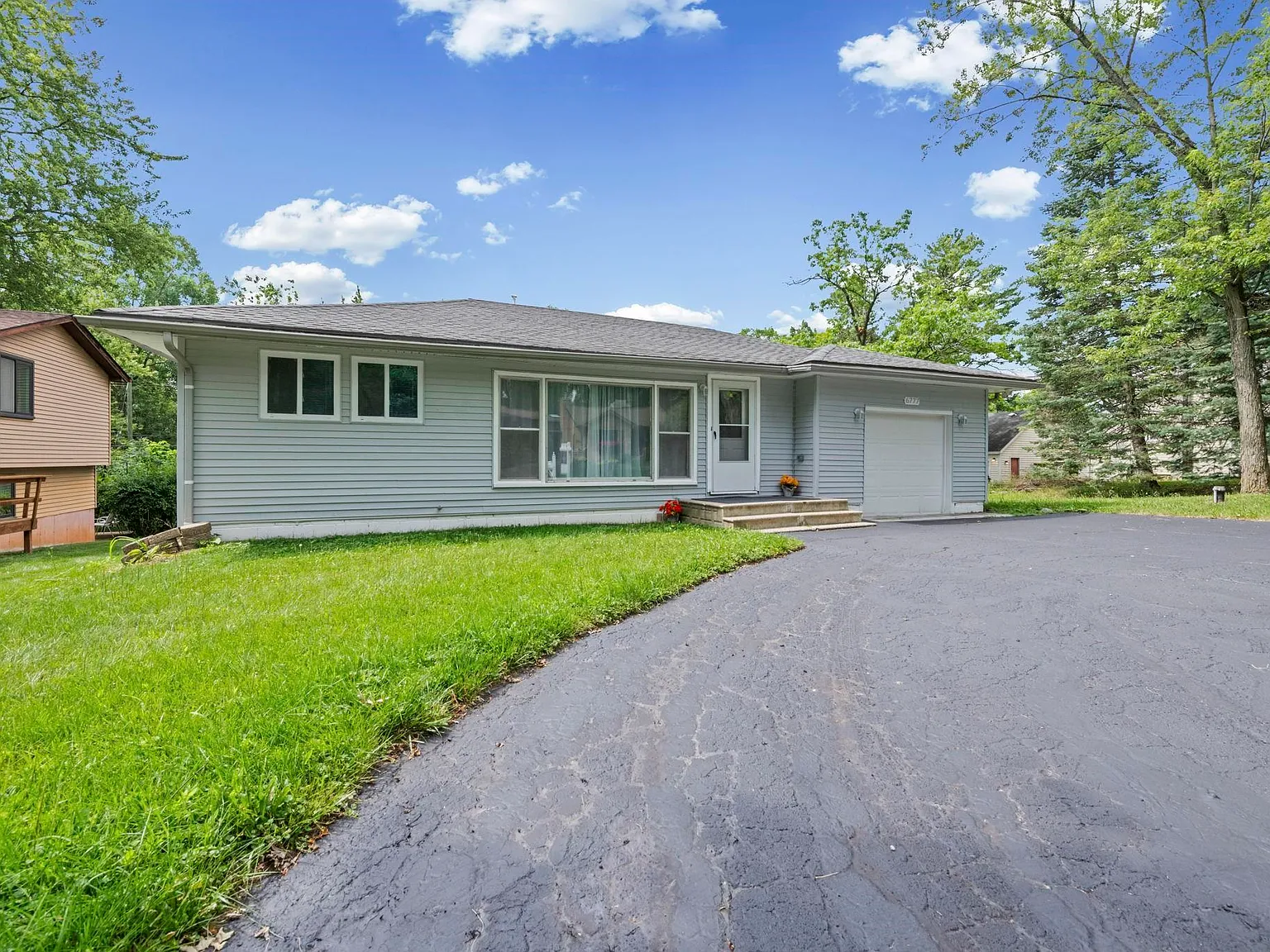 3 bed, 2.0 bath, 1325 sqft, $2,350 — Photo 2