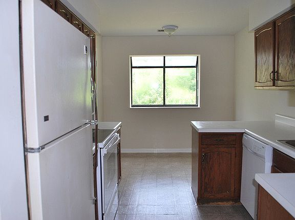 5th image of 181 Grove Ave Unit B