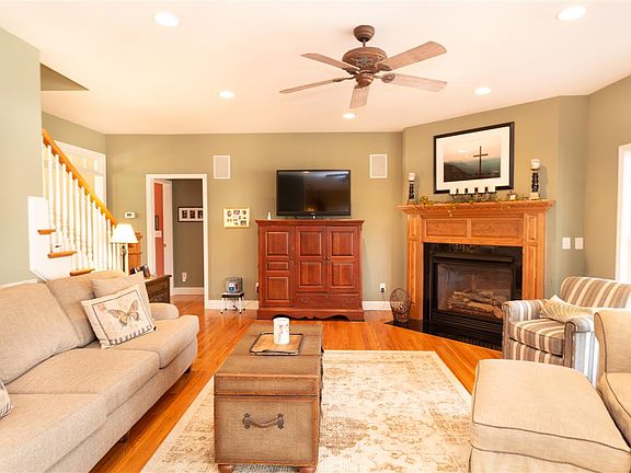 5th image of 402 Winding Oak Dr
