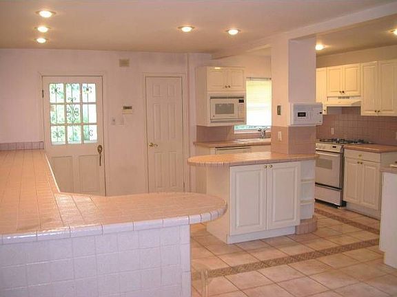 Large Eat-In Kitchen