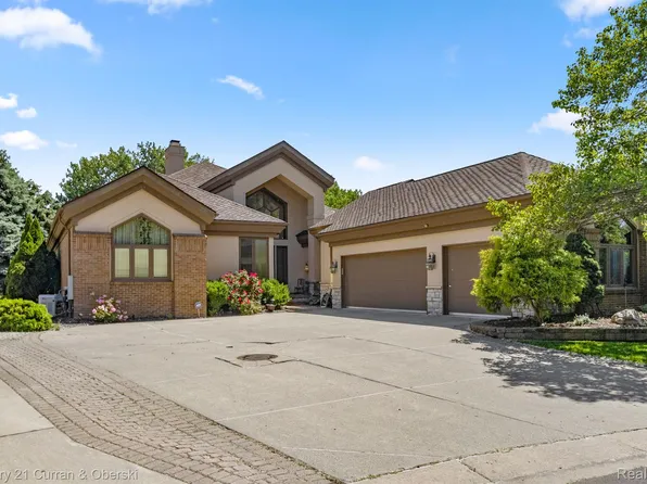 16 Prestwick Ct, Dearborn, MI 48120