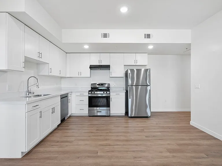 14541 Gilmore St Apartments — Photo 47