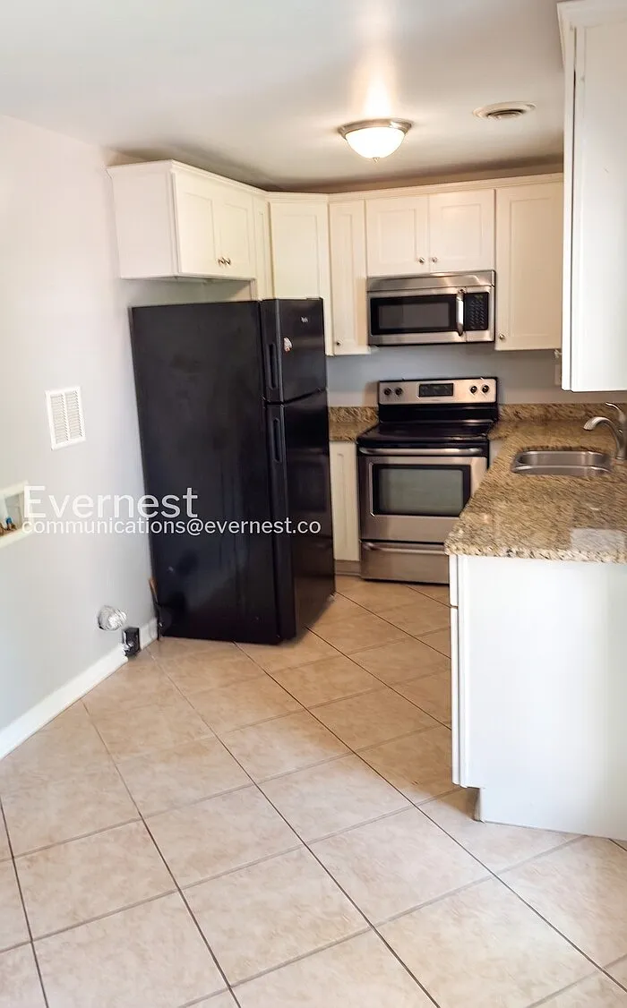 4 bed, 2.0 bath, 932 sqft, $1,800 — Photo 4