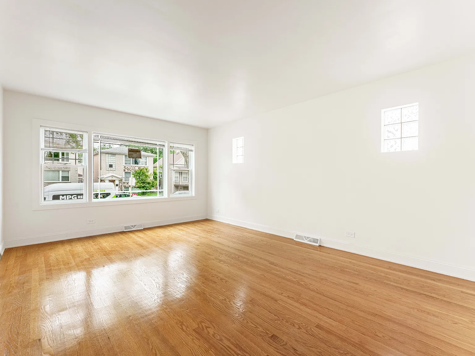 5030 W Roscoe St — Photo 4