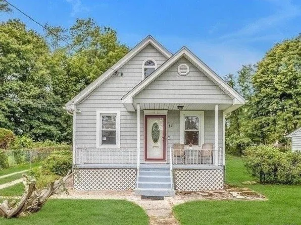 11 Melville Road, Huntington Station, NY 11746