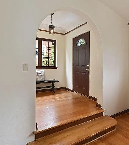 4318 NE 42nd St — Photo 3