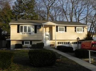 33 Aspen Rd, Kings Park, NY 11754