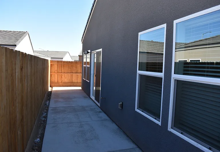 4486 N San Clemente Ave — Photo 31