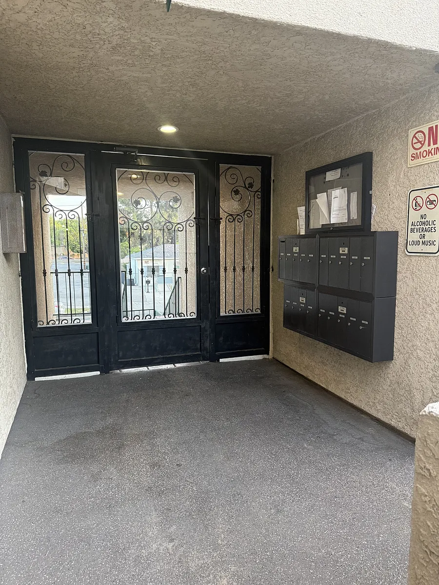 Building Photo - 14351 Haynes St #104