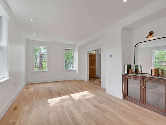 5th image of 734 Taylor St NW