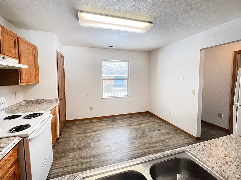 2550 N Limestone St — Photo 36