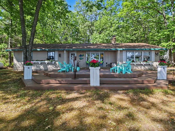 7399 S Lakeshore Dr, Pentwater, MI 49449