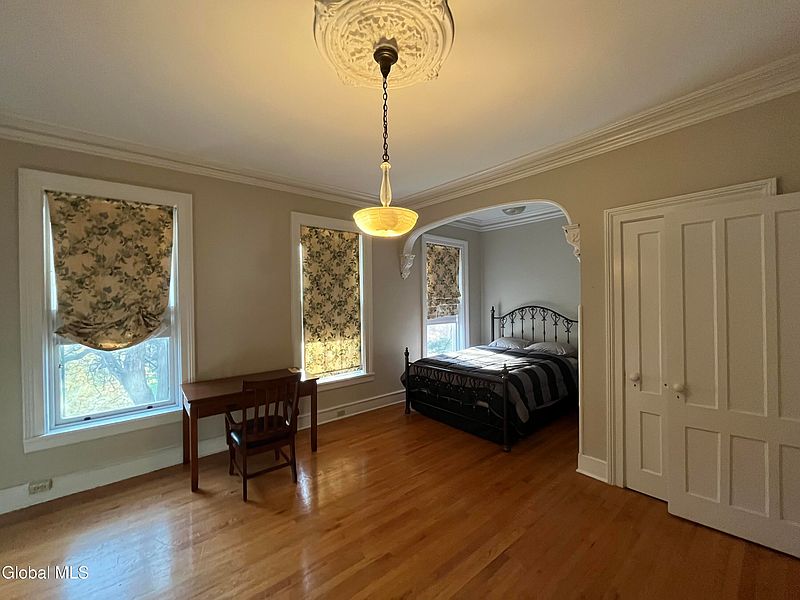 4th image of 133 Jay Street