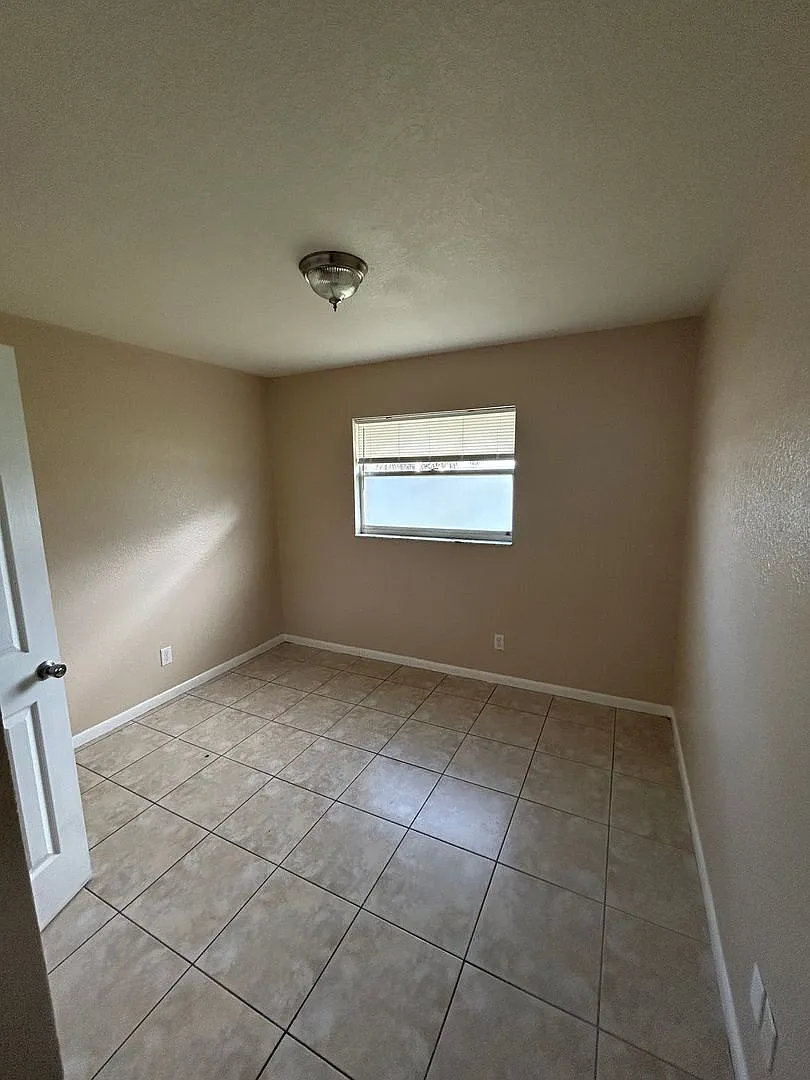 Spacious Three Bedroom Two Bath Home For Rent ! — Photo 4