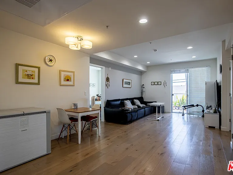 105 S Mariposa Ave #204 — Photo 3