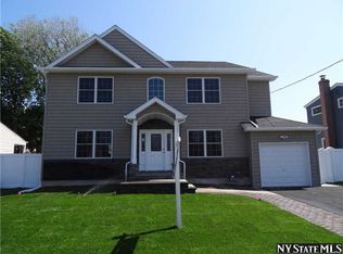 206 N Manhattan Ave, Massapequa, NY 11758