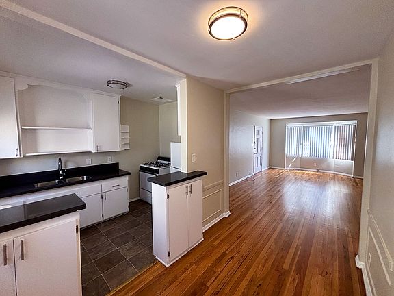 4th image of 605 Kelton Ave APT 9