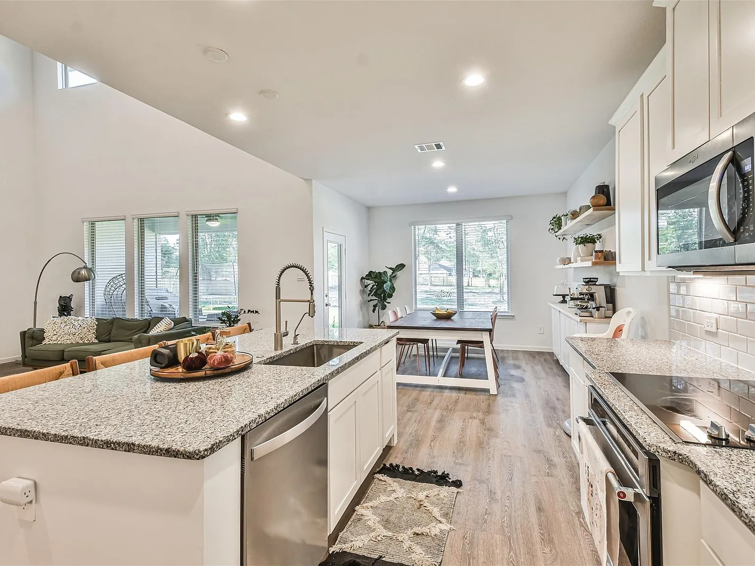 4 bed, 3.0 bath, 3179 sqft, $3,600 — Photo 3