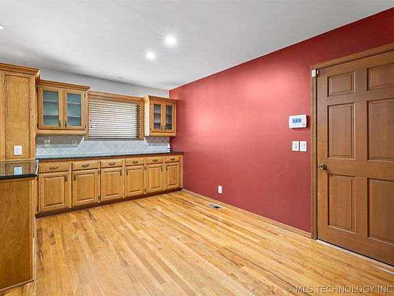 5th image of 633 Kenwood Dr