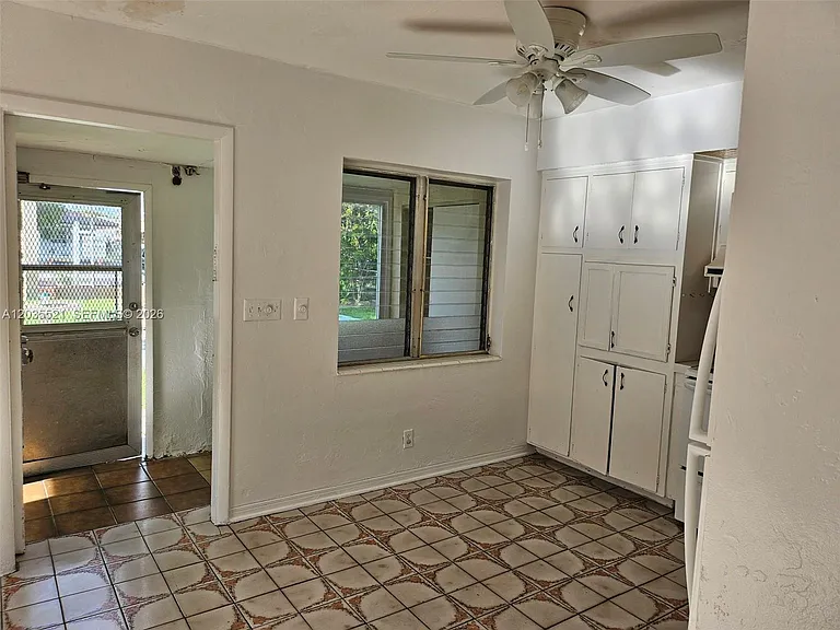 709 NE 4th Ct #6 — Photo 15