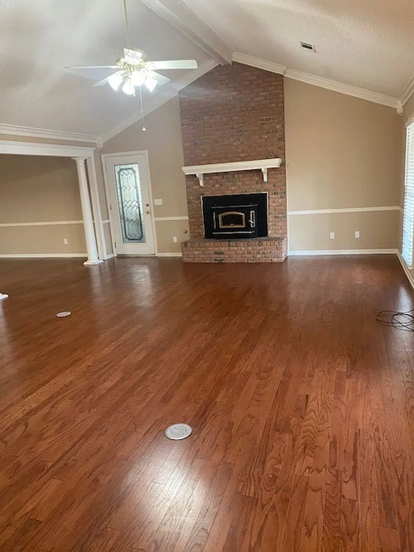 Beautiful 3 Bed 2 Bath Available in June! — Photo 2