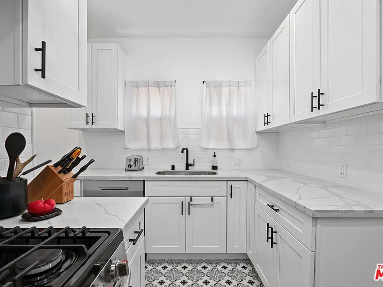1270 N Hayworth Ave — Photo 10