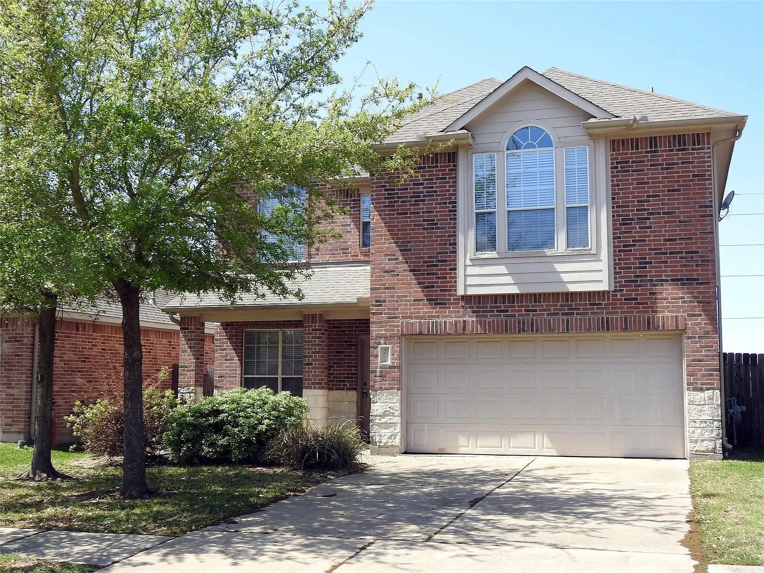 4 bed, 2.5 bath, 2460 sqft, $2,200 — Photo 1