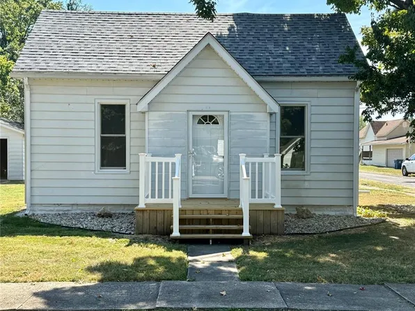 402 E Macoupin St, Staunton, IL 62088