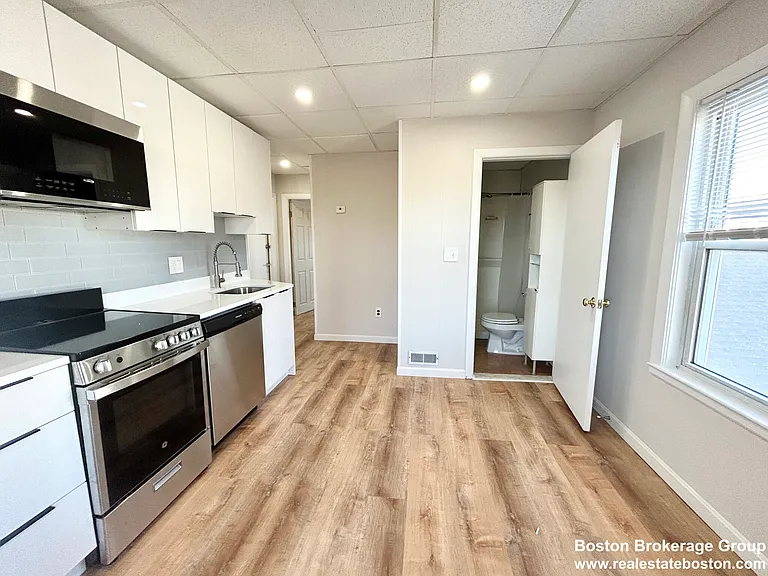 105 Buttonwood St #3 — Photo 2