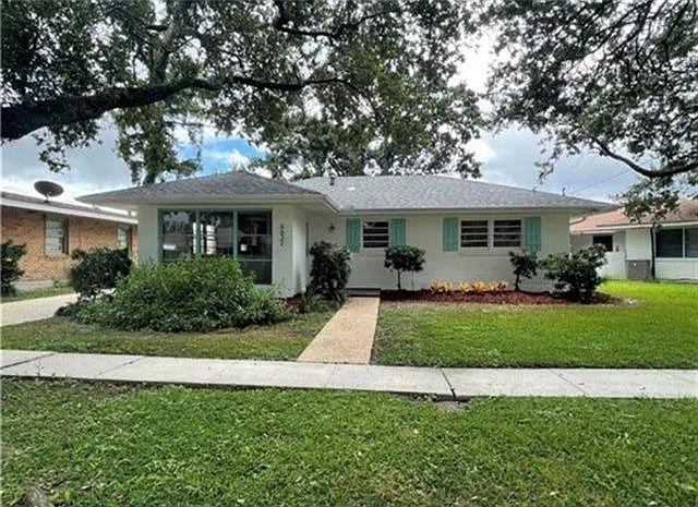 3 bed, 2.0 bath, 1210 sqft, $2,200 — Photo 2
