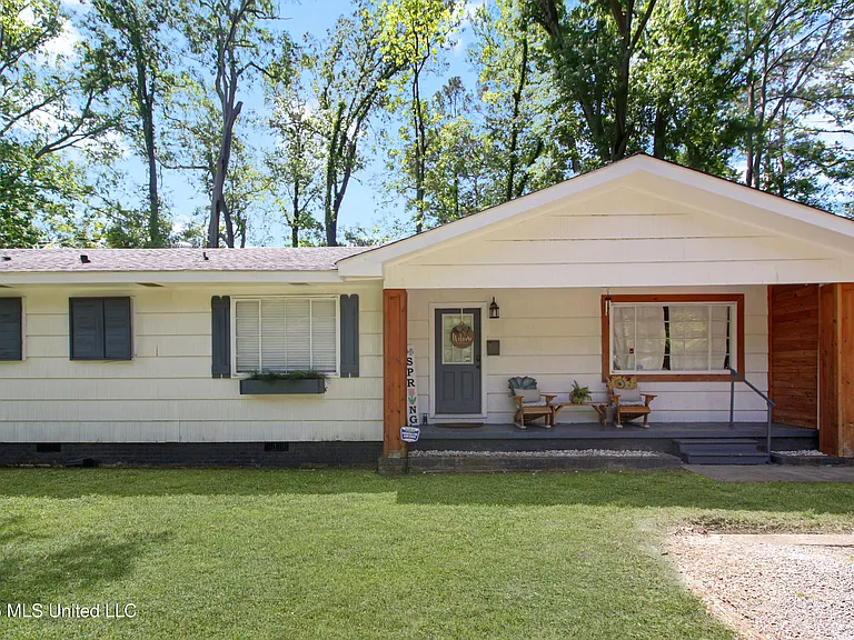 1849 Parkridge Dr — Photo 2