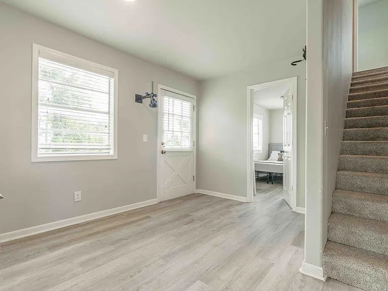 315 SW F St — Photo 11