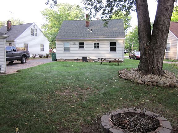 3rd image of 1185 Crescent Dr