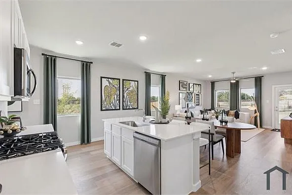 5 bed, 2260 sqft, $3,600 — Photo 4