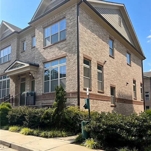 1207 Lavista Cir — Photo 2
