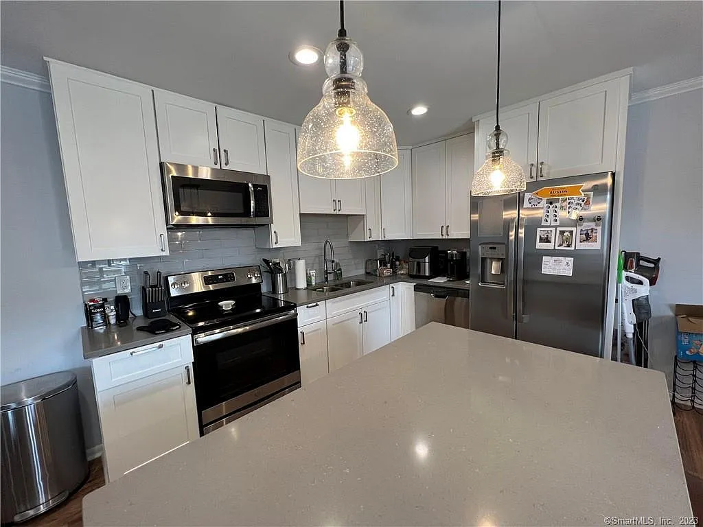 Building Photo - 255 Strawberry Hill Ave #E4