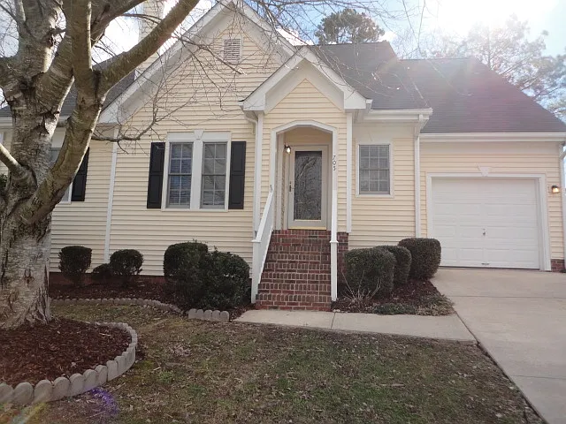 705 Cattail Cir — Photo 1