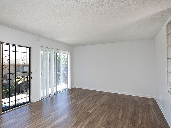 3rd image of 2150 Thomas Ave #11