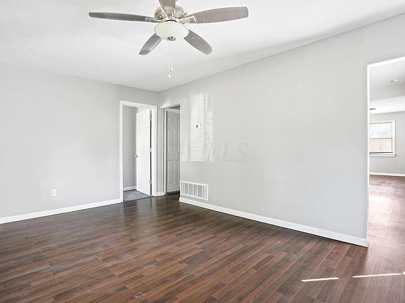 4th image of 860 Brentnell Ave